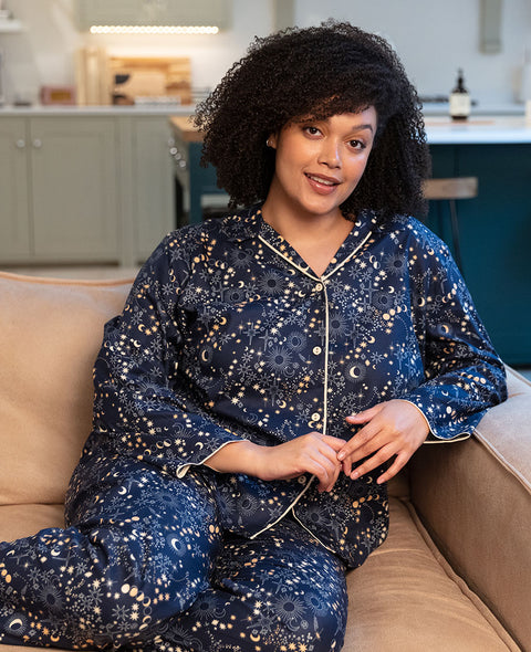 Blaues Pyjama-Set mit himmlischem Print für Damen von Cosmo